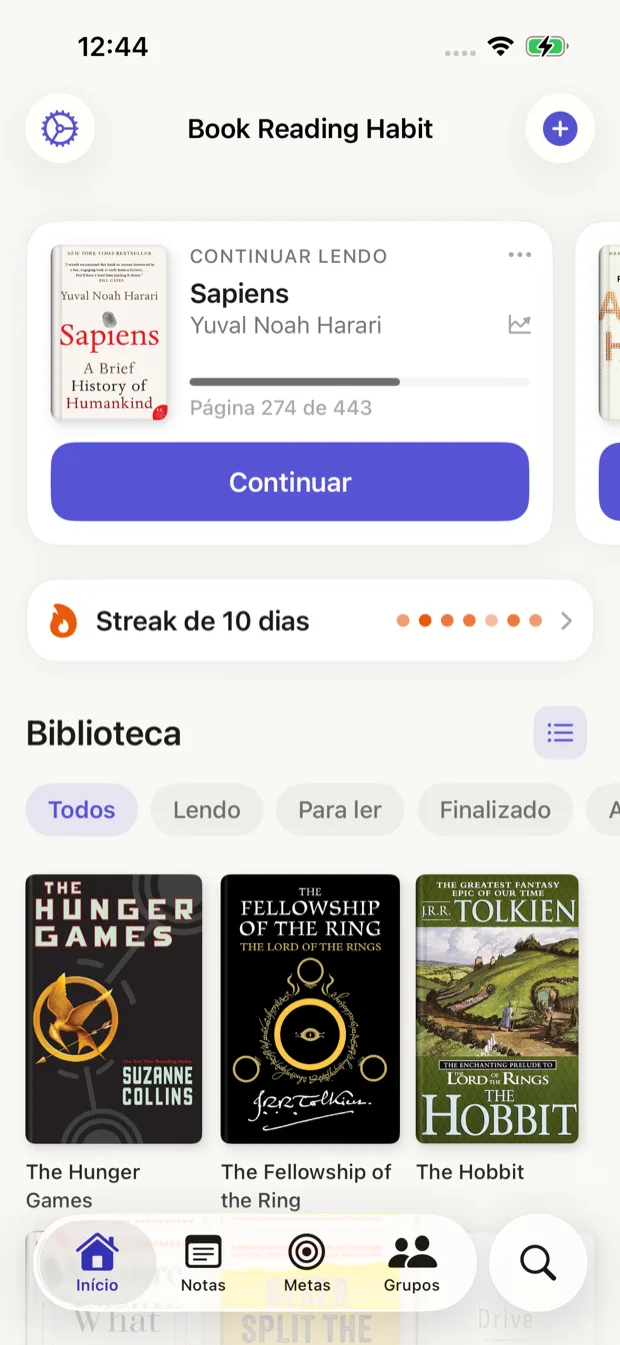 Tela da biblioteca com estantes de livros, acompanhamento de progresso e cartão de continuar lendo